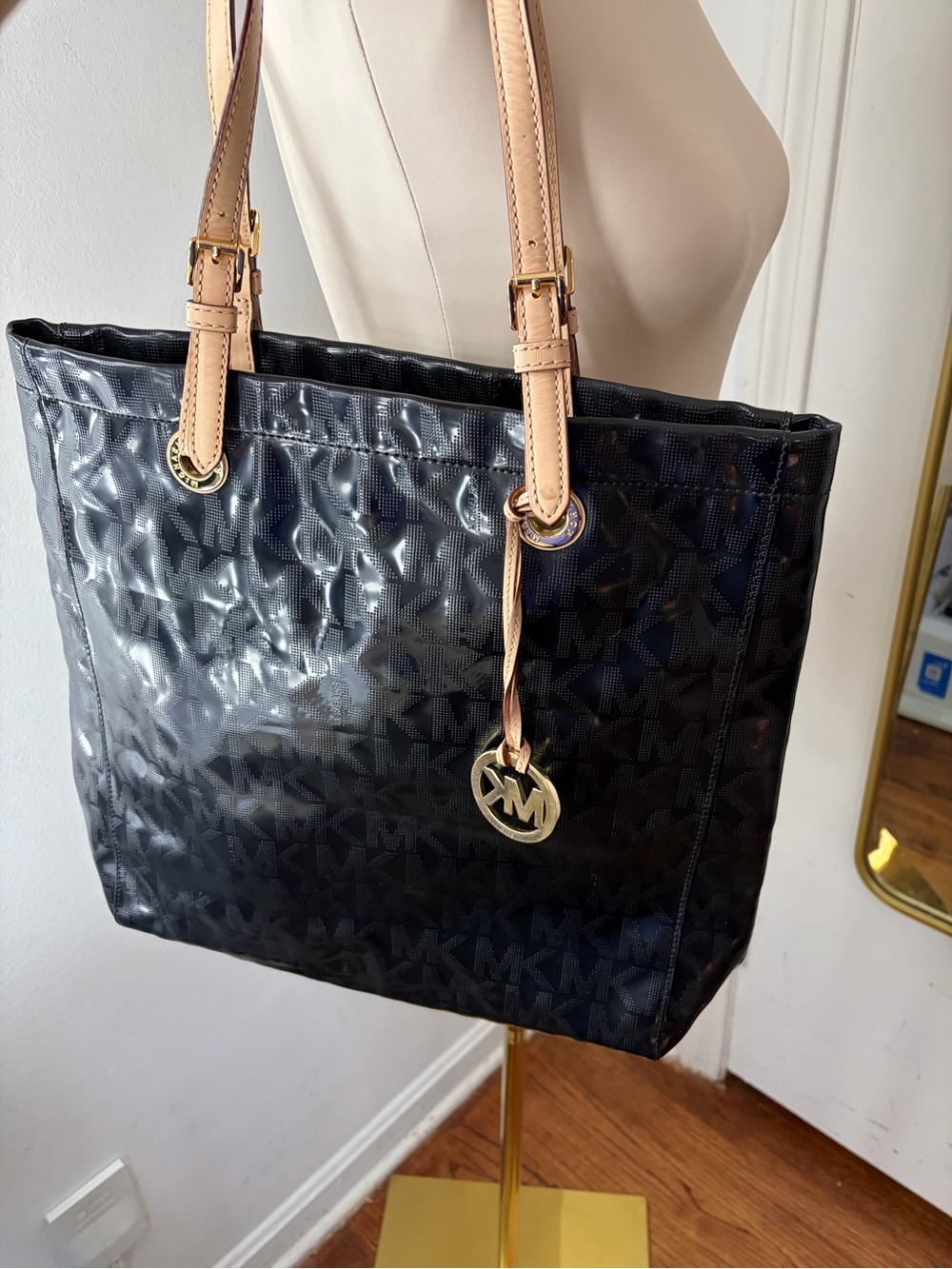 Y2k Michael Kors Black Patent Tote with Tan Leather Straps and Gold Charm - Picture 4 of 8